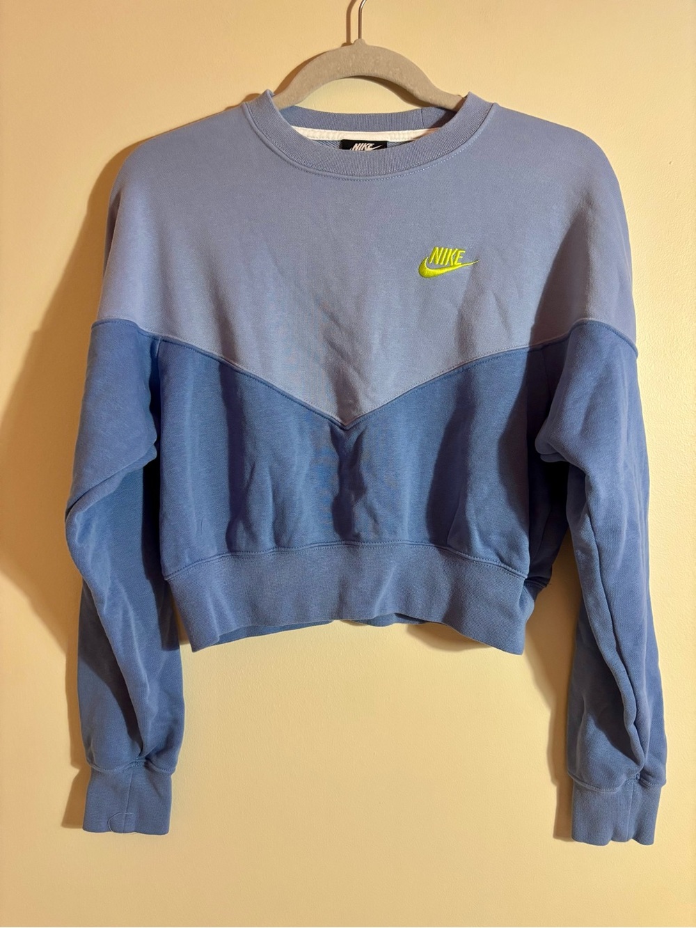 Nike Women's Two-Tone Blue Crewneck Cropped Sweatshirt size Medium
